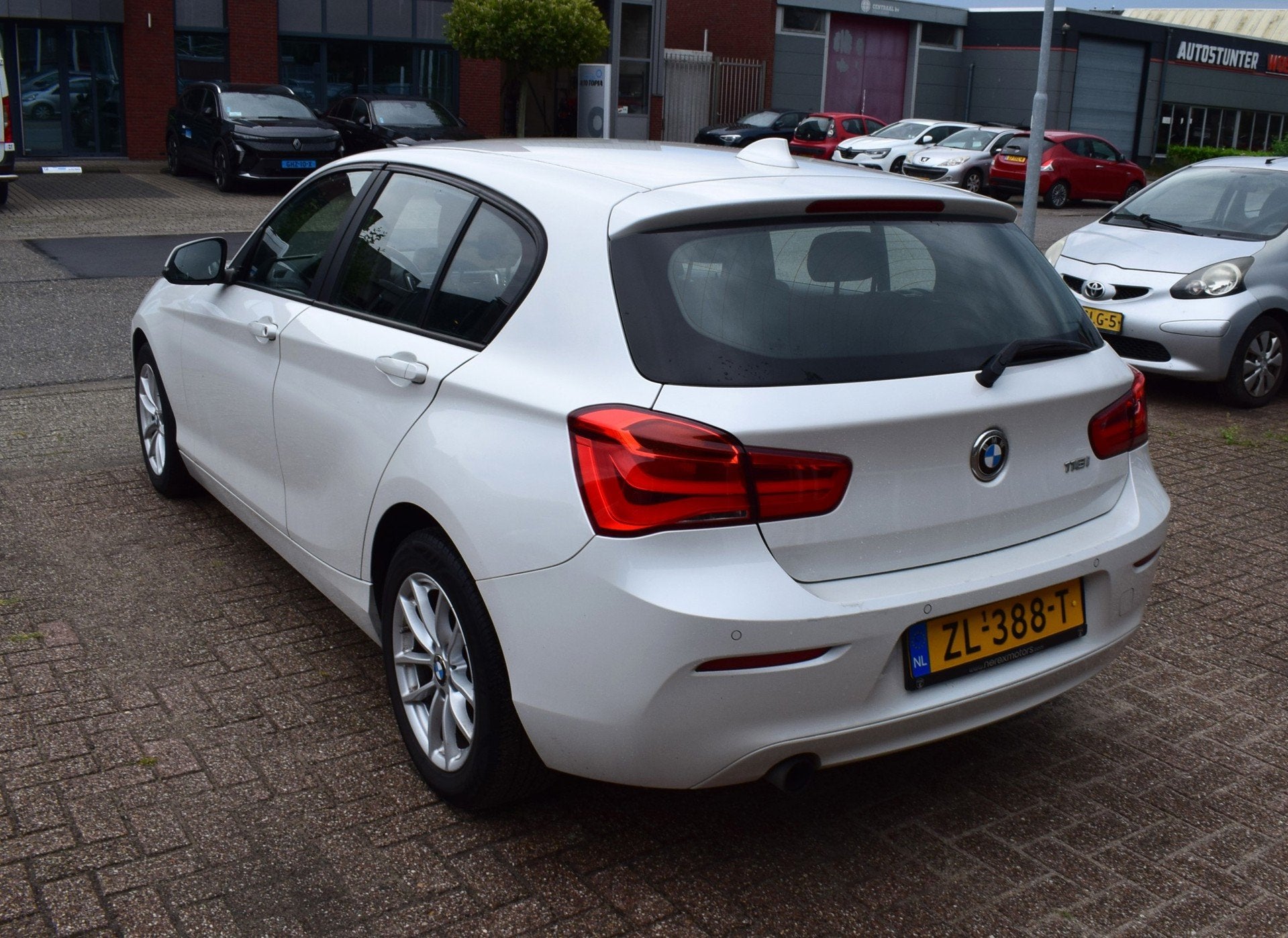 BMW 1-serie 118i Centennial Executive | ACHTERUIT RIJ SENSOR, Auto's, Gebruikt, Automatische klimaatregeling, Wit, Bedrijf