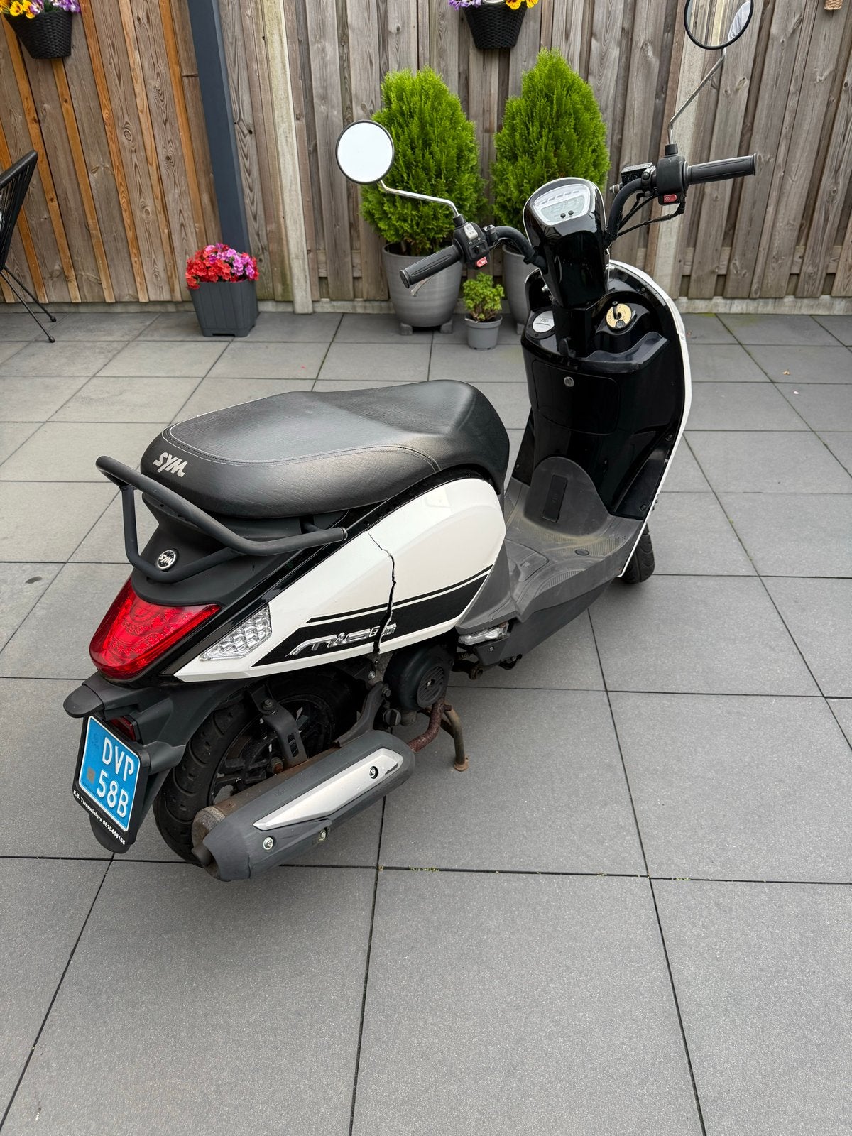Sym Mio 50i scooter - Wit/Zwart - Goed onderhouden, Gebruikt, Maximaal 45 km/u, Benzine, Ophalen