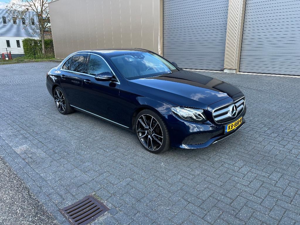 Mercedes-Benz E-Klasse E220 Sedan AUT NL-Auto Widescr. Blauw, Auto's, Automaat, Achterwielaandrijving, 4 cilinders, Blauw