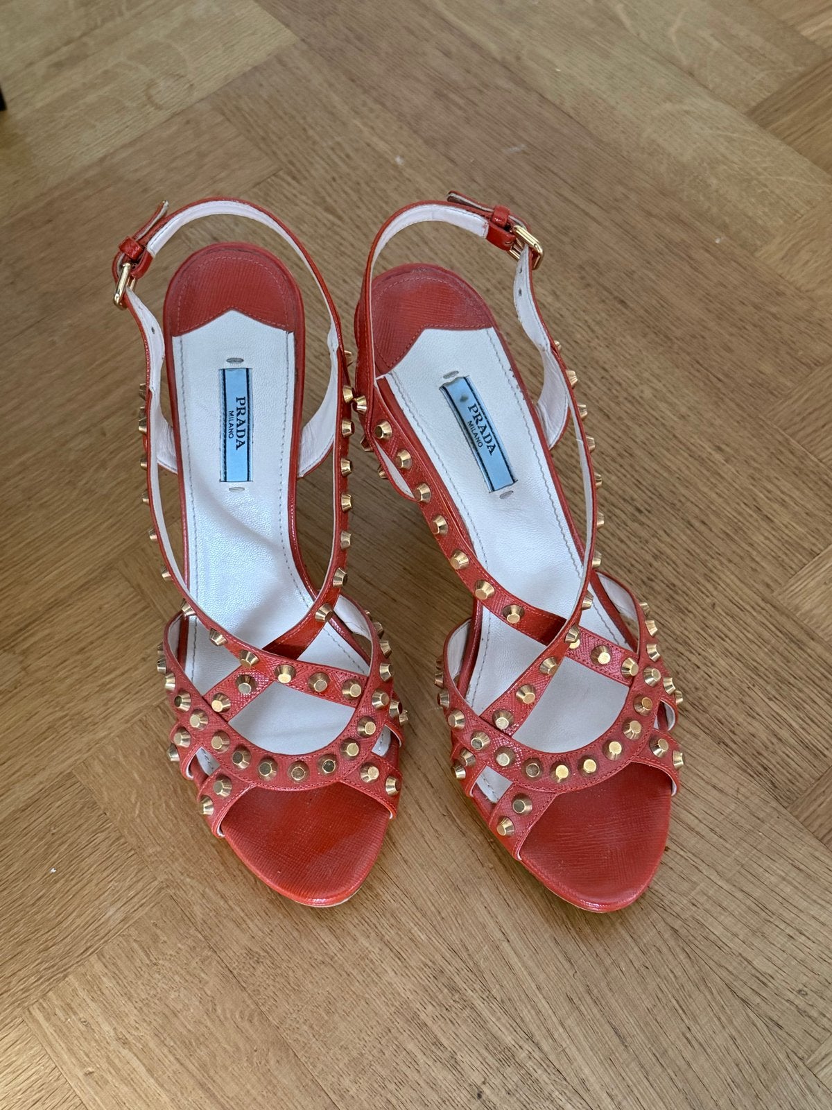 Prada Sandalen met Studs - Oranje - Maat 40.5, Kleding | Dames, Ophalen of Verzenden, Gedragen, Oranje, Schoenen met hoge hakken