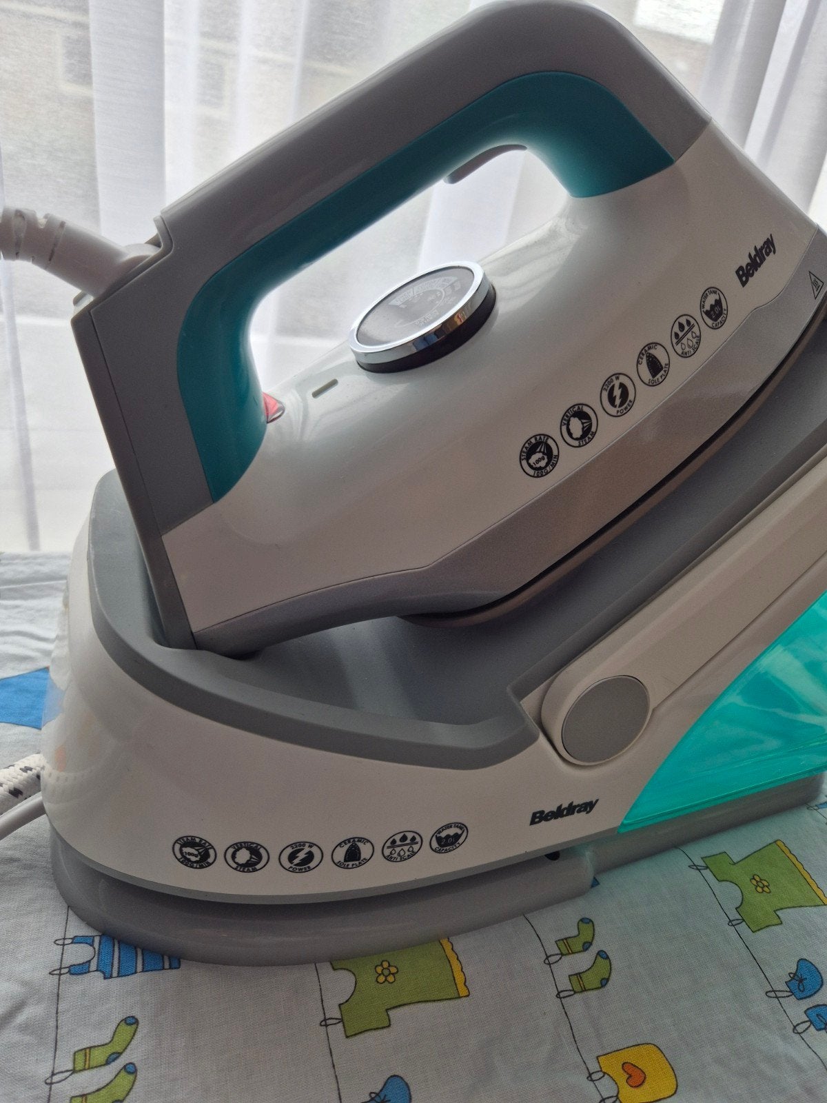 Beldray Steam Surge Pro - 2200W Stoomstrijkijzer, Ophalen of Verzenden, Zo goed als nieuw, Strijkijzer met snoer