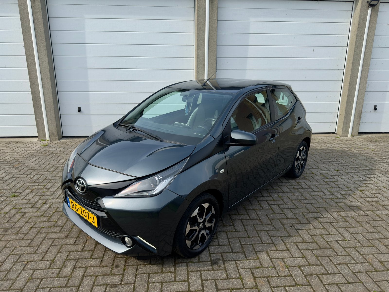 Toyota Aygo 1.0  | airco | groot scherm | goed onderhouden, Voorwielaandrijving, Stof, Overige kleuren, 4 stoelen