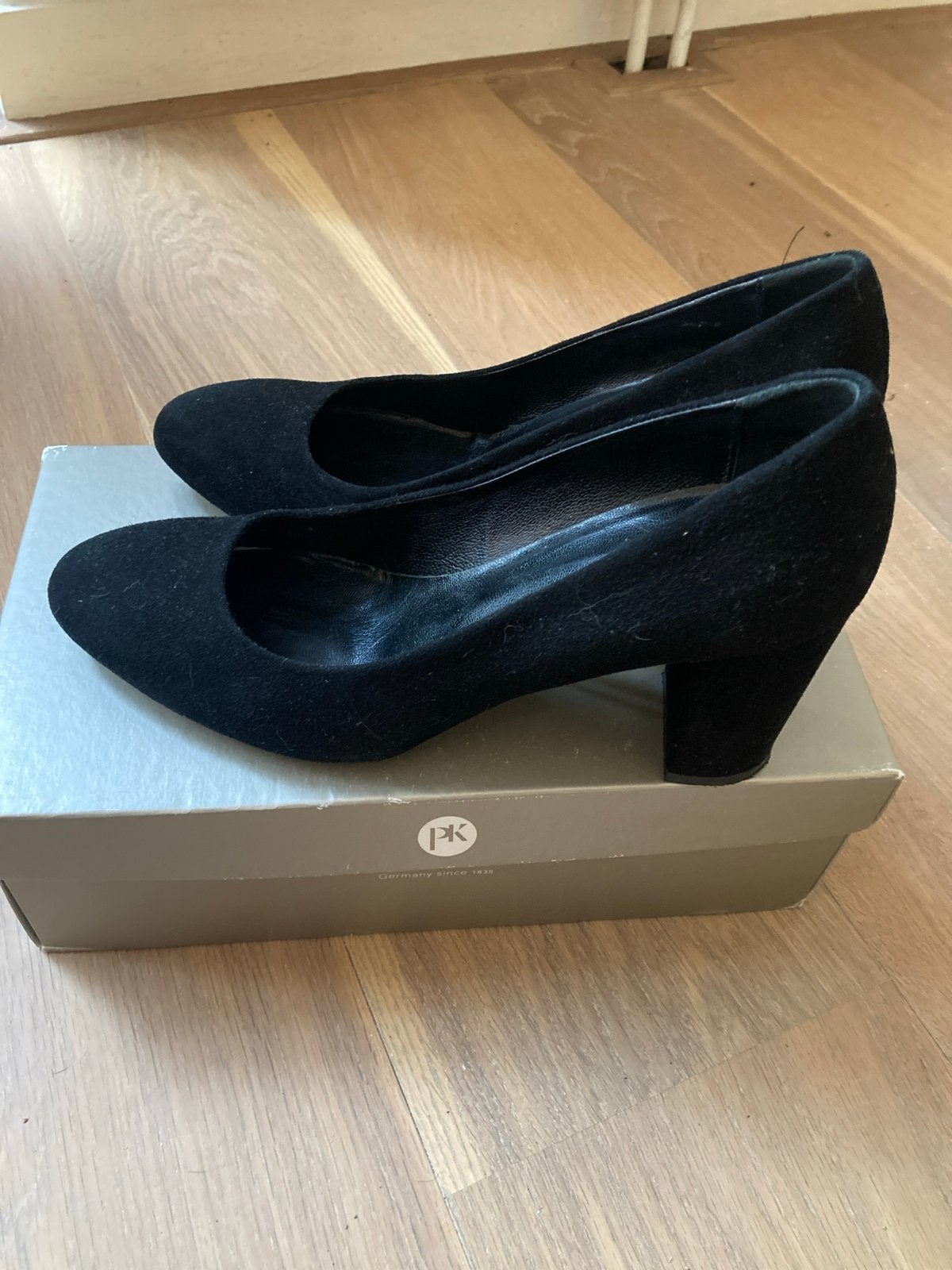 Zwarte suède pumps van Peter Kaiser, maat 39,5, Pumps, Zwart, Ophalen of Verzenden, Gedragen