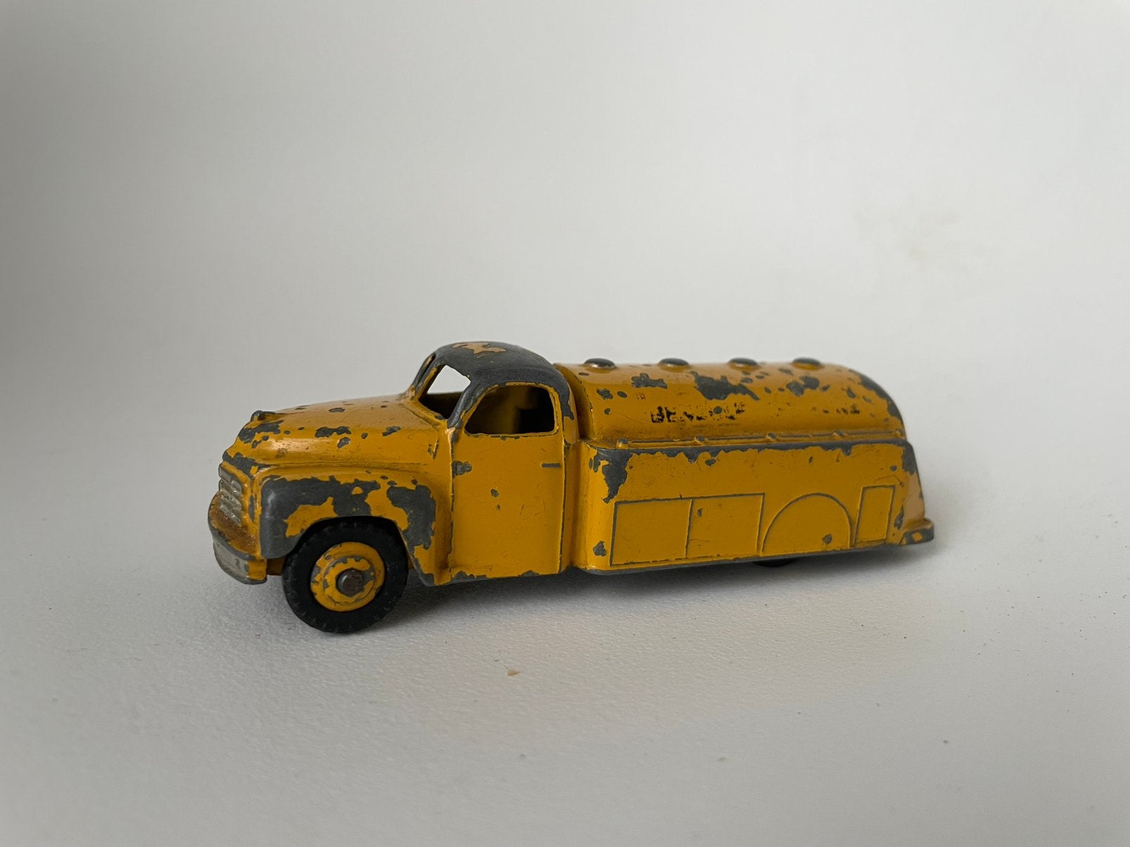 model Dinky Toys 443 Meccano Studebaker petrol tanker 112 mm, Ophalen of Verzenden, Gebruikt, Bus of Vrachtwagen, Dinky Toys