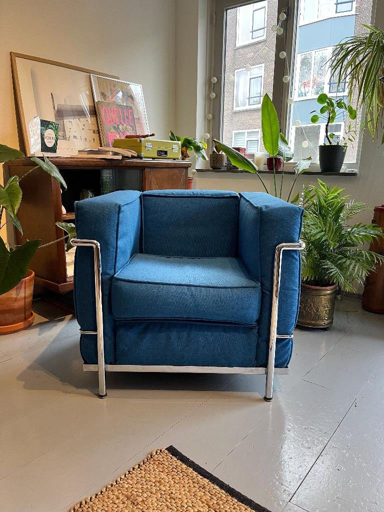 LC2 style fauteuil – opnieuw gestoffeerd in helder blauw, Ophalen, 75 tot 100 cm, Zo goed als nieuw, Stof