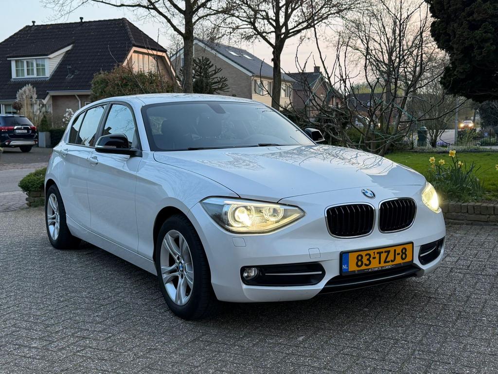 BMW 1-Serie 116I 100KW 5DR Aut8 2012 Mineral Weiß, Auto's, BMW, Zwart, 4 cilinders, Wit, Origineel Nederlands