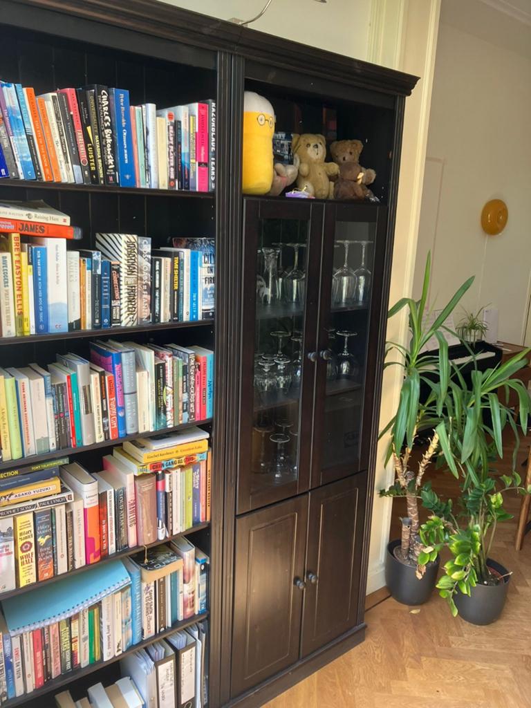 Vier boekenkasten, waarvan 2 met kastjes en 1 met vitrine, Ophalen, 100 tot 150 cm, 25 tot 50 cm, Gebruikt