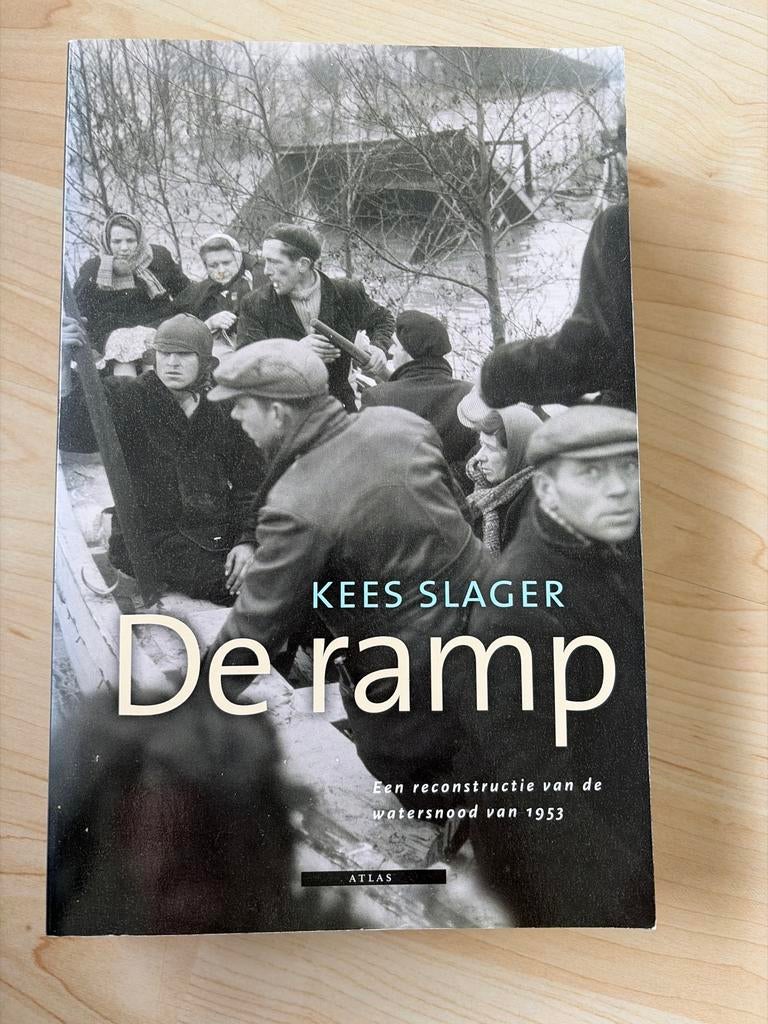 De ramp - Kees Slager - Watersnood van 1953, Boeken, Ophalen of Verzenden, 20e eeuw of later, Gelezen
