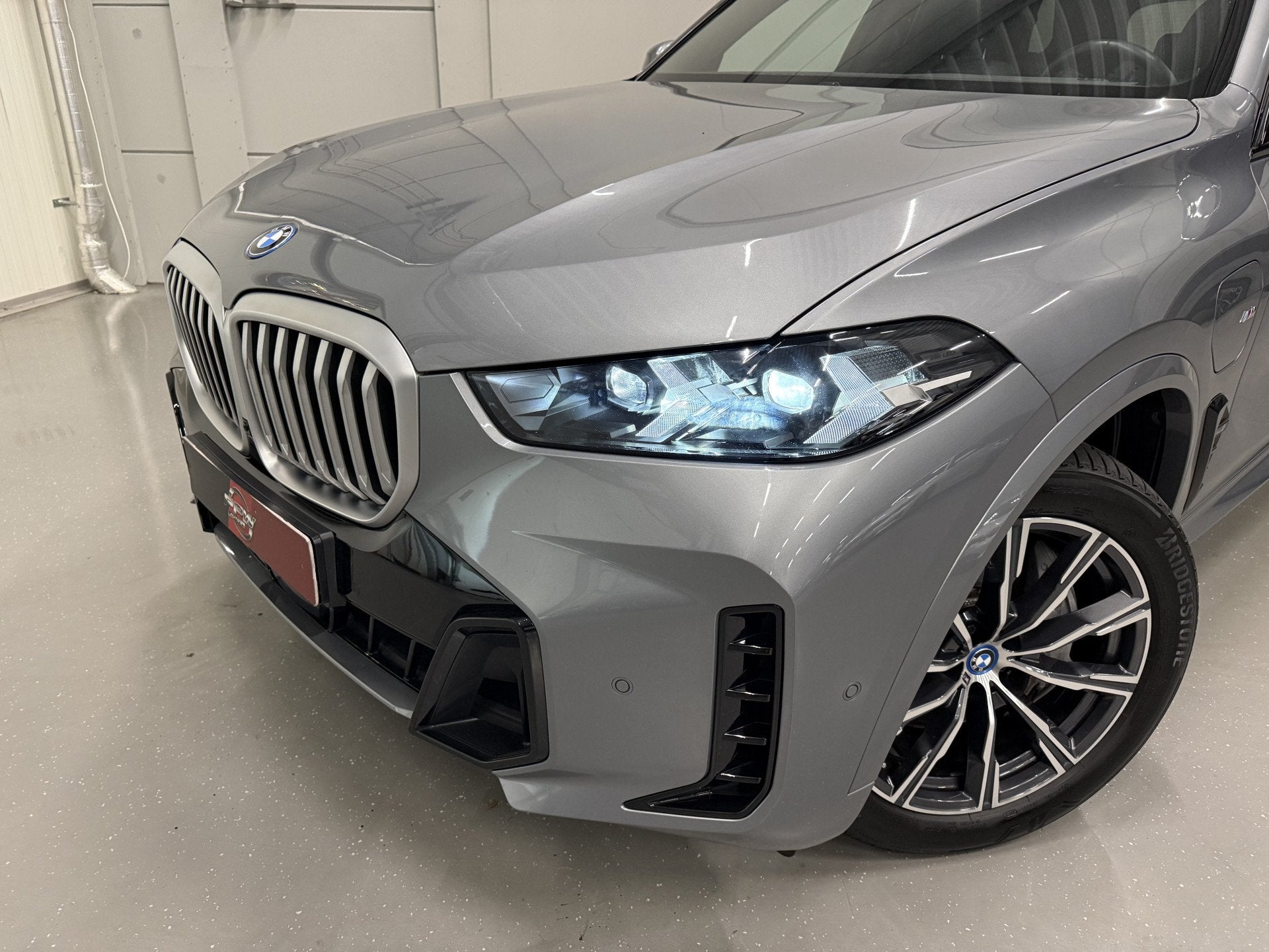 BMW X5 xDrive50e M-Sport SKYSCRAPER/PANO-SKY LOUNGE/TREKHAAK, Auto's, Automaat, Dealer onderhouden, Gebruikt, 2395 kg