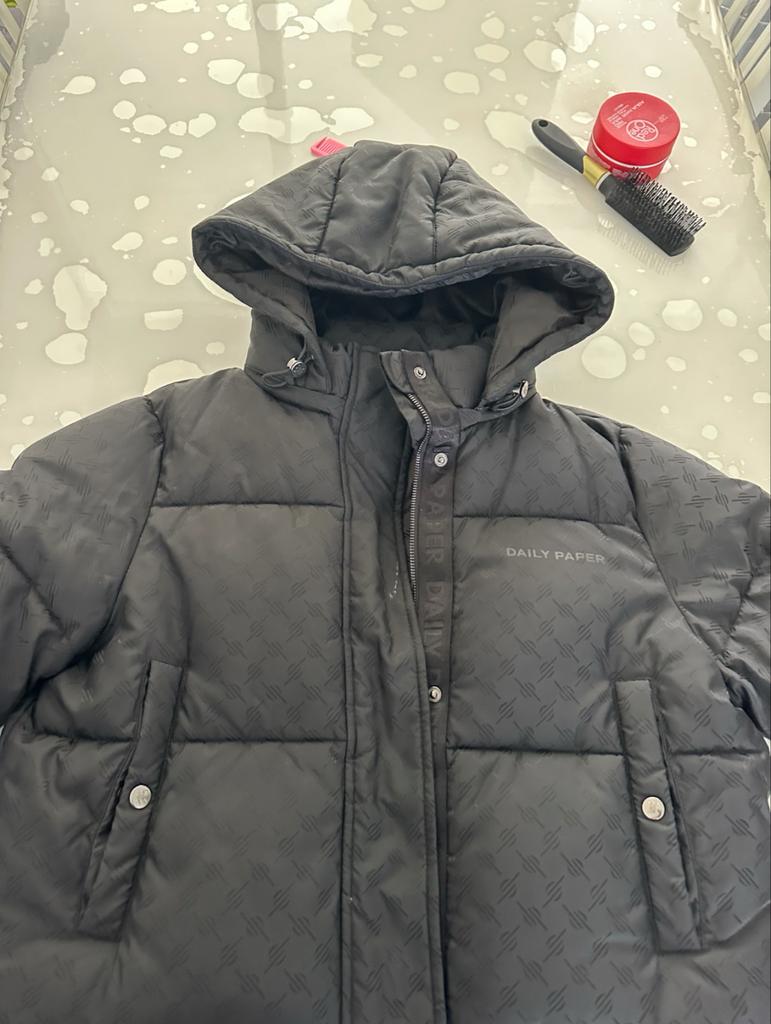 Daily Paper BLACK MONOGRAM SHORT PUFFER JACKET, Verzenden, Zo goed als nieuw, Maat 38/40 (M), Zwart