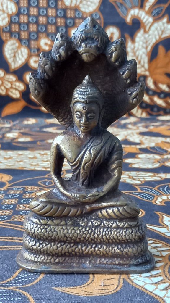 Mooi zwaar oud Oosters brons beeldje van een Naga Boeddha.