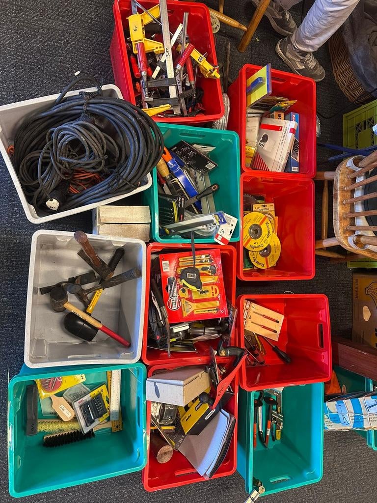 Groot assortiment gereedschap schaven beitels klemmen verf, Antiek en Kunst, Antiek | Gereedschap en Instrumenten, Ophalen