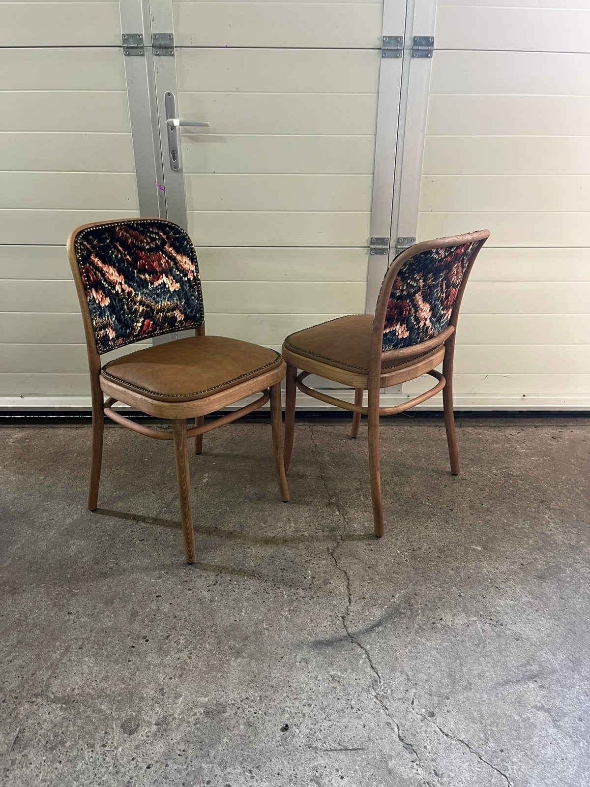 18 stuks houten design horeca cafe Thonet stoelen nieuwstaat, Huis en Inrichting, Stoelen, Ophalen, Bruin, Zo goed als nieuw, Stof