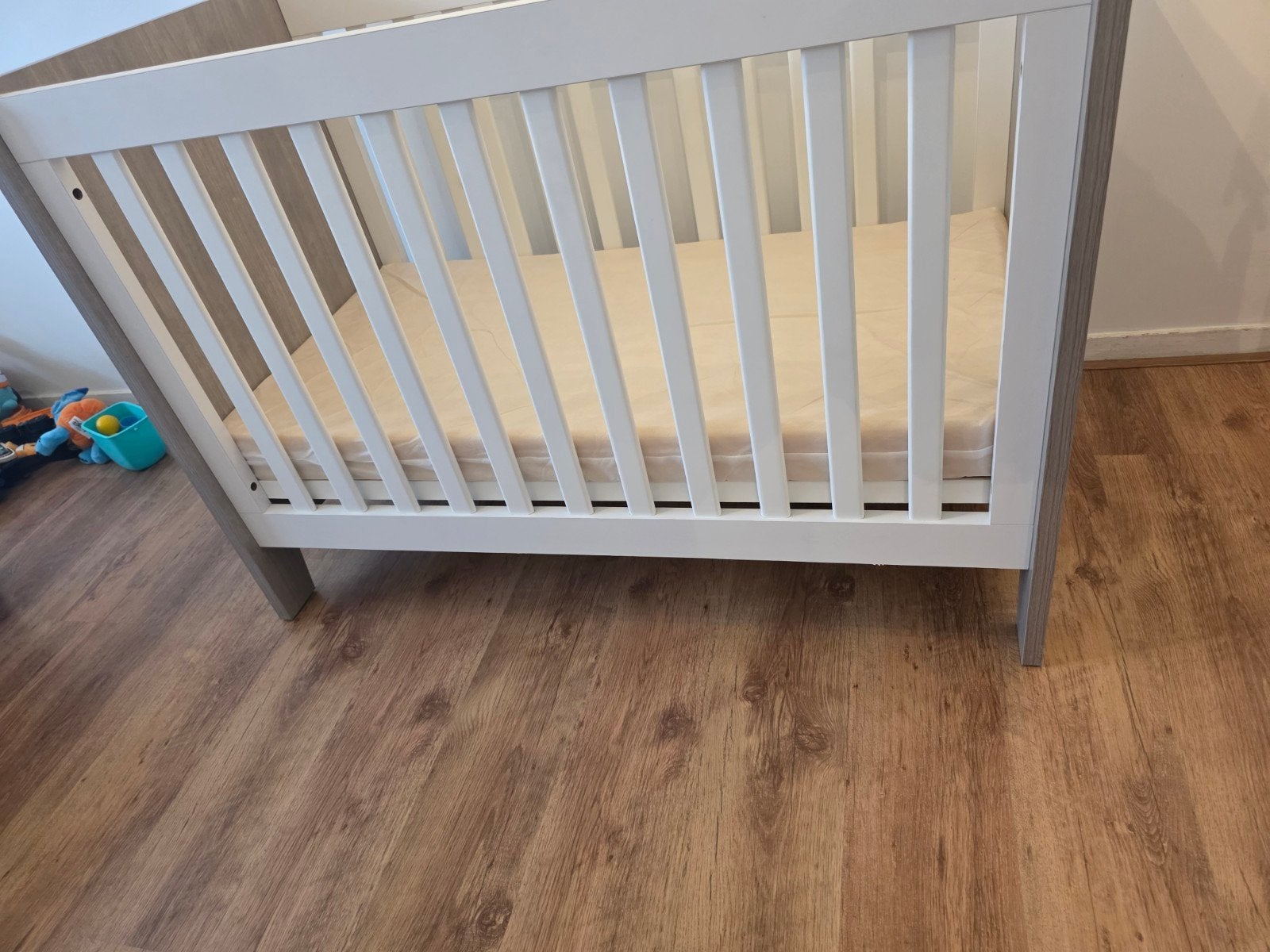 Cabino Babykamer Fresno White Grey (2-delig: Ledikant + Comm, 70 tot 85 cm, 140 tot 160 cm, Zo goed als nieuw, Ophalen