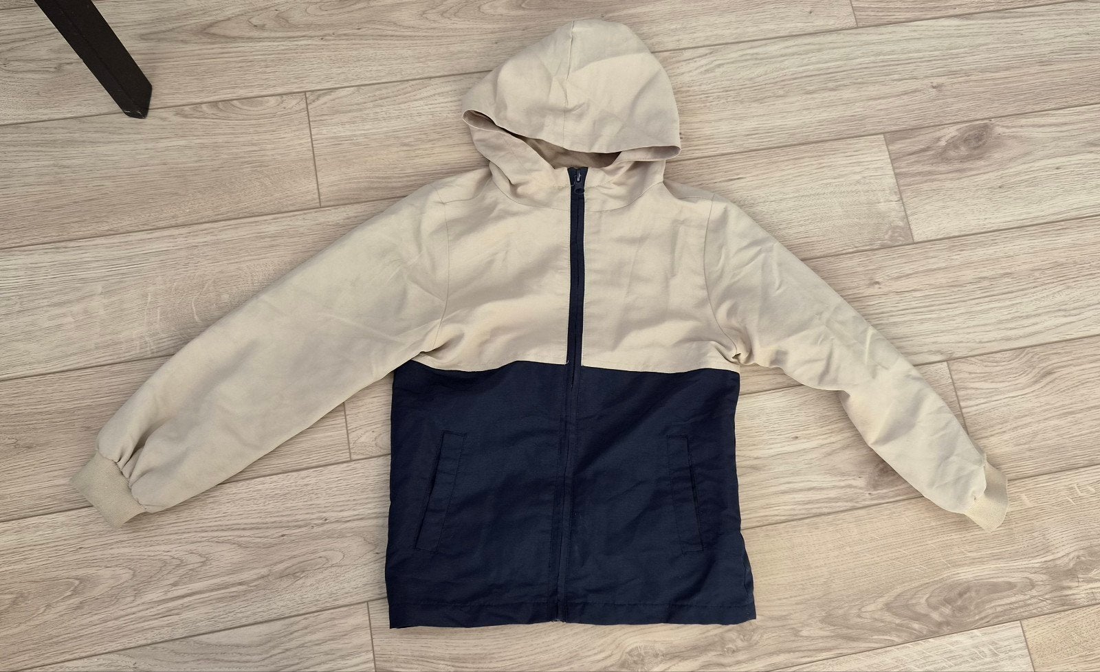 Tussenjas met capuchon - Beige/Donkerblauw maat 122/128, Ophalen of Verzenden, Gebruikt, Onbekend, Jongen of Meisje
