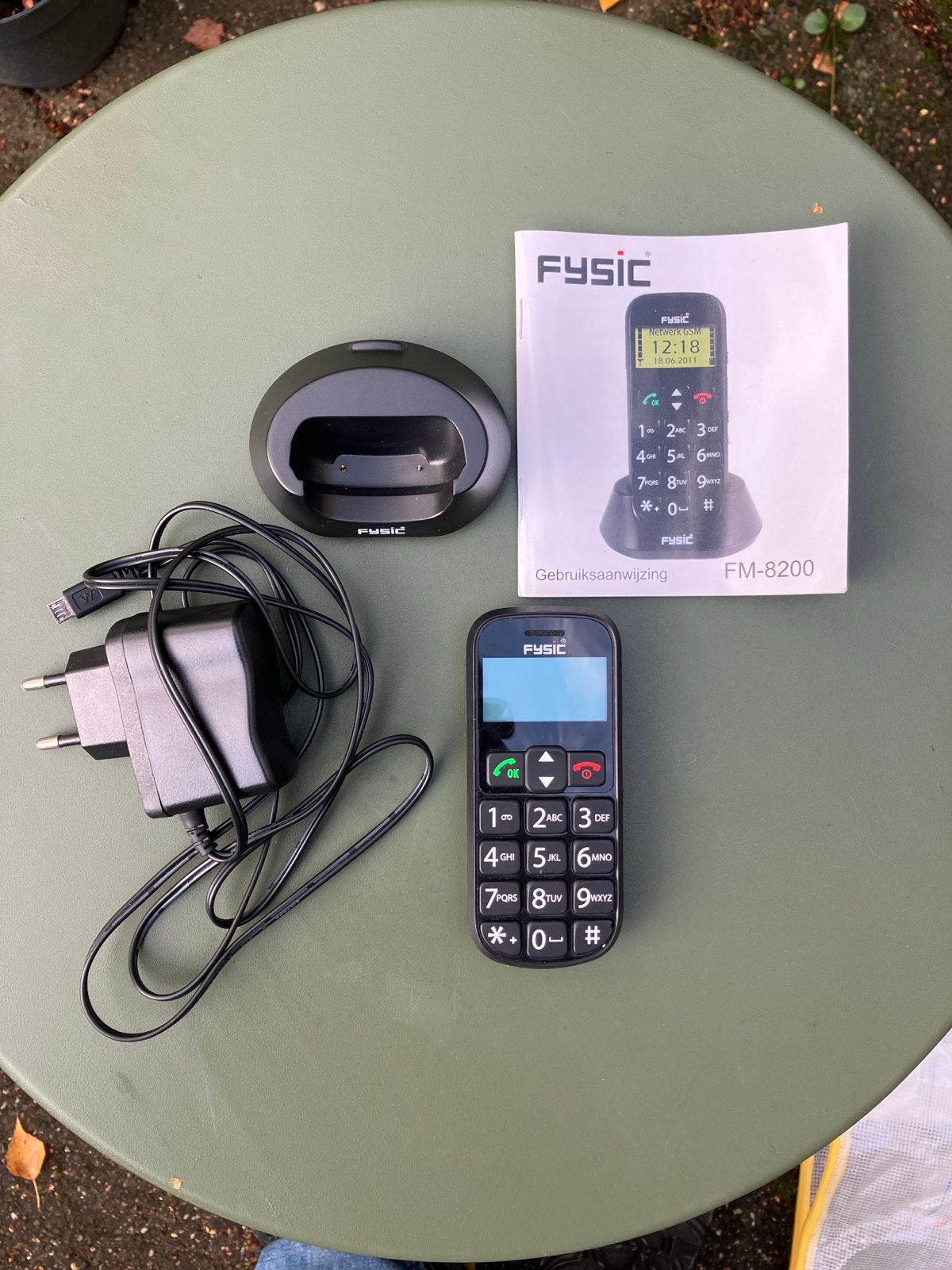 Fysic FM-8200 Seniorentelefoon met Oplaadstation, Geen camera, Ophalen of Verzenden, Zo goed als nieuw, Klassiek of Candybar