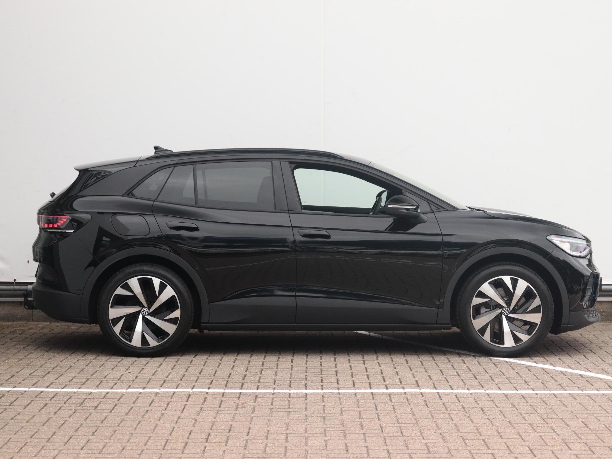 Volkswagen ID.4 Pro 77 kWh | Trekhaak wegklapbaar | Warmtepo, Auto's, Automaat, Automatische klimaatregeling, Gebruikt, Zwart
