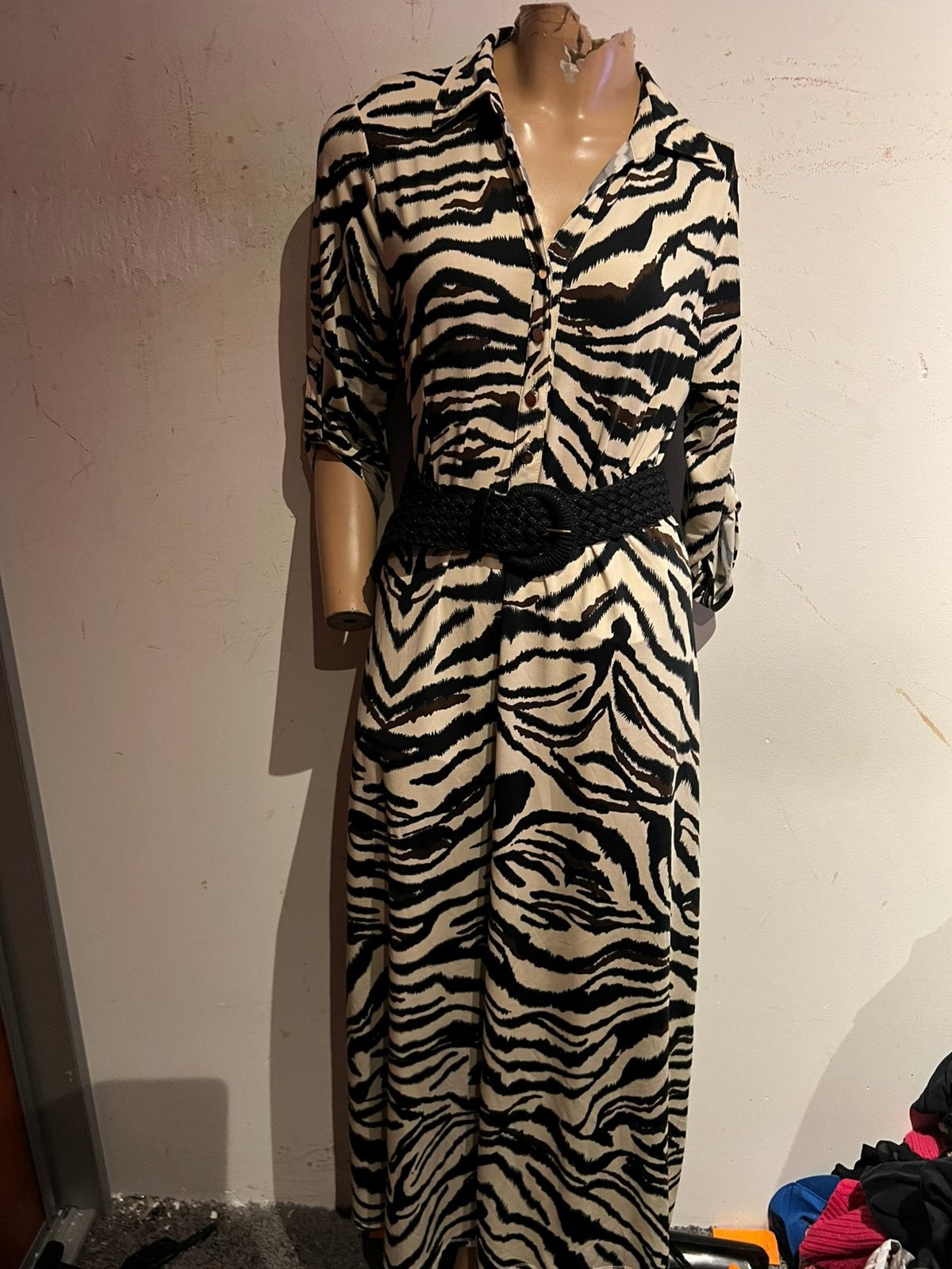 K-DESIGN jurk met ceintuur maat M beige zwart zgan, Maat 38/40 (M), K-design, Beige, Ophalen of Verzenden