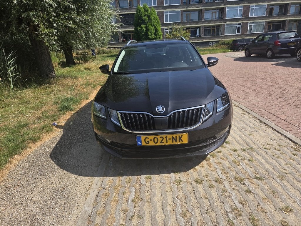 Škoda Octavia Combi – Zeer nette staat – Lage kilometerstand, 4 cilinders, Leder en Stof, Zwart, Origineel Nederlands