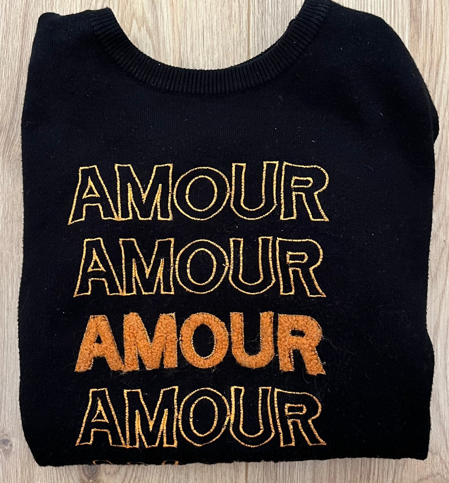 Amour trui, zwart met oranje tekst, als nieuw S/M, Maat 38/40 (M), Verzenden, Zwart, Zo goed als nieuw