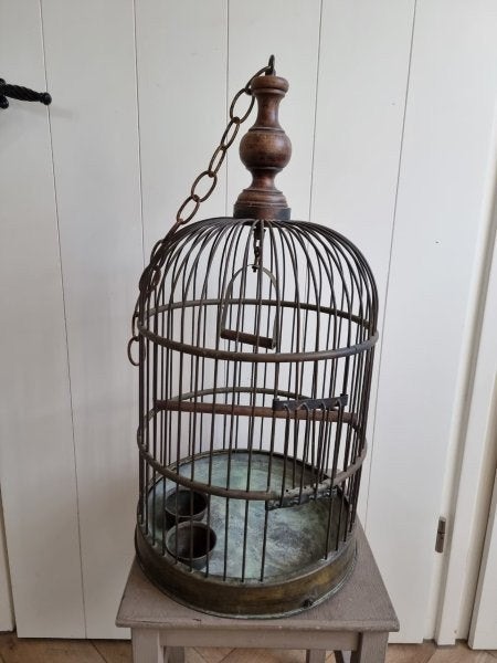 Oude messing vogelkooi met voedselhouders., Ophalen