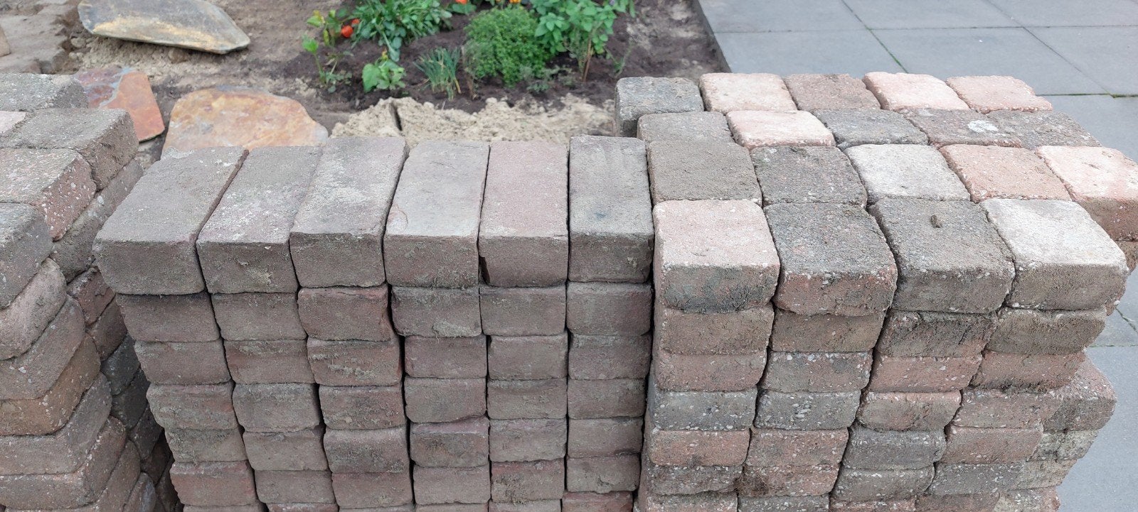 Gratis ophalen: Koppelstones en randstenen (18,8 m²), Tuin en Terras, Ophalen, Gebruikt, Klinkers, 10 m² of meer