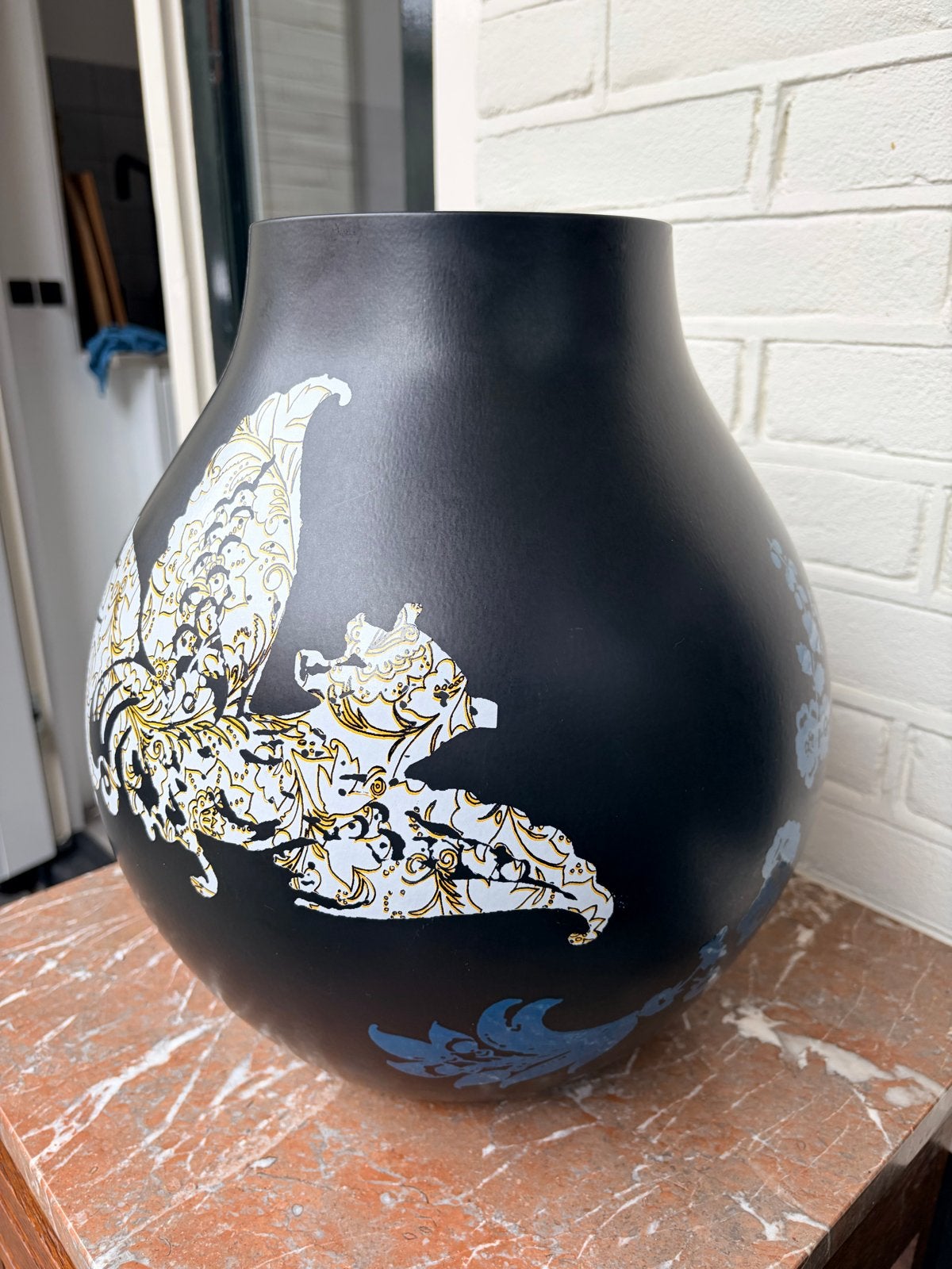 Jonsberg IKEA vaas - Zwart met decoratieve patronen, Antiek en Kunst, Antiek | Vazen, Ophalen of Verzenden