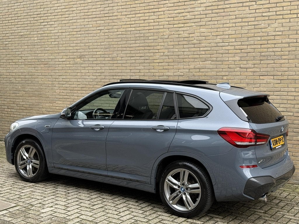 BMW X1 xDrive25e M-Sport | Panoramadak | Sportstoelen | Navi, Auto's, BMW, Gebruikt, Leder en Stof, Plug-in hybride, Bedrijf