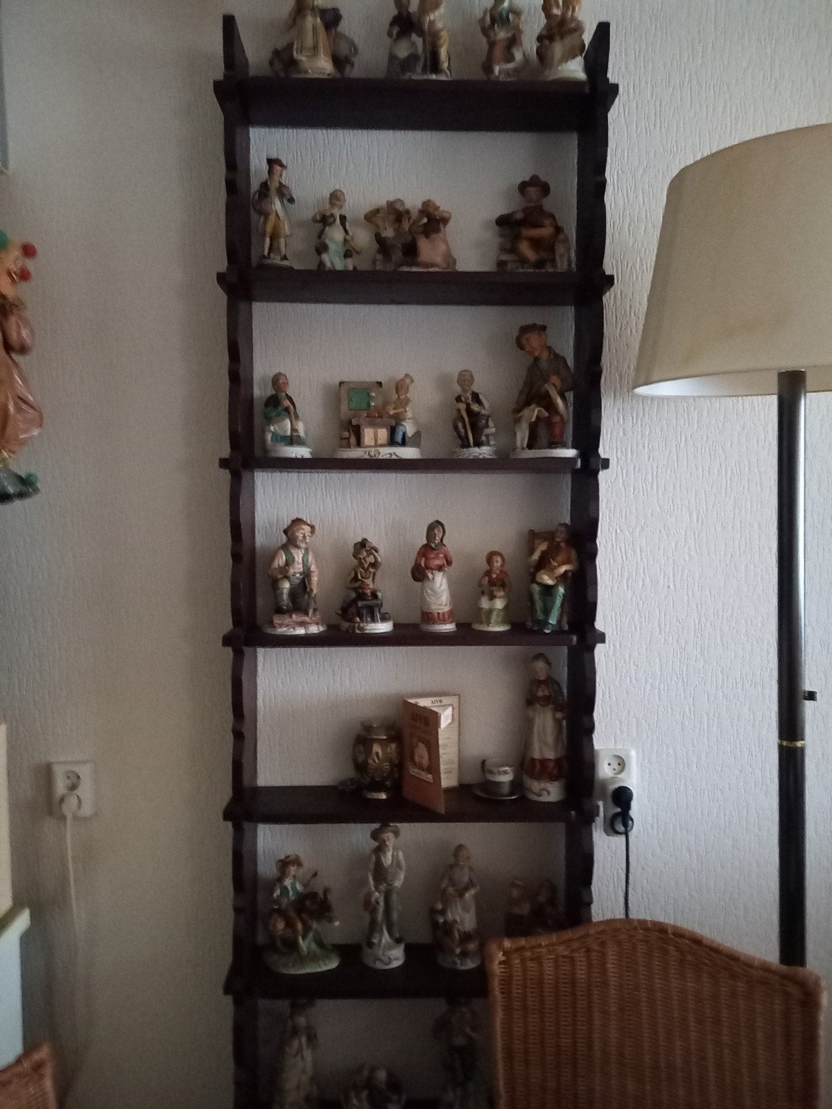 Verzameling Hummel beeldjes op houten wandrek, Ophalen of Verzenden, Zo goed als nieuw, Hummel
