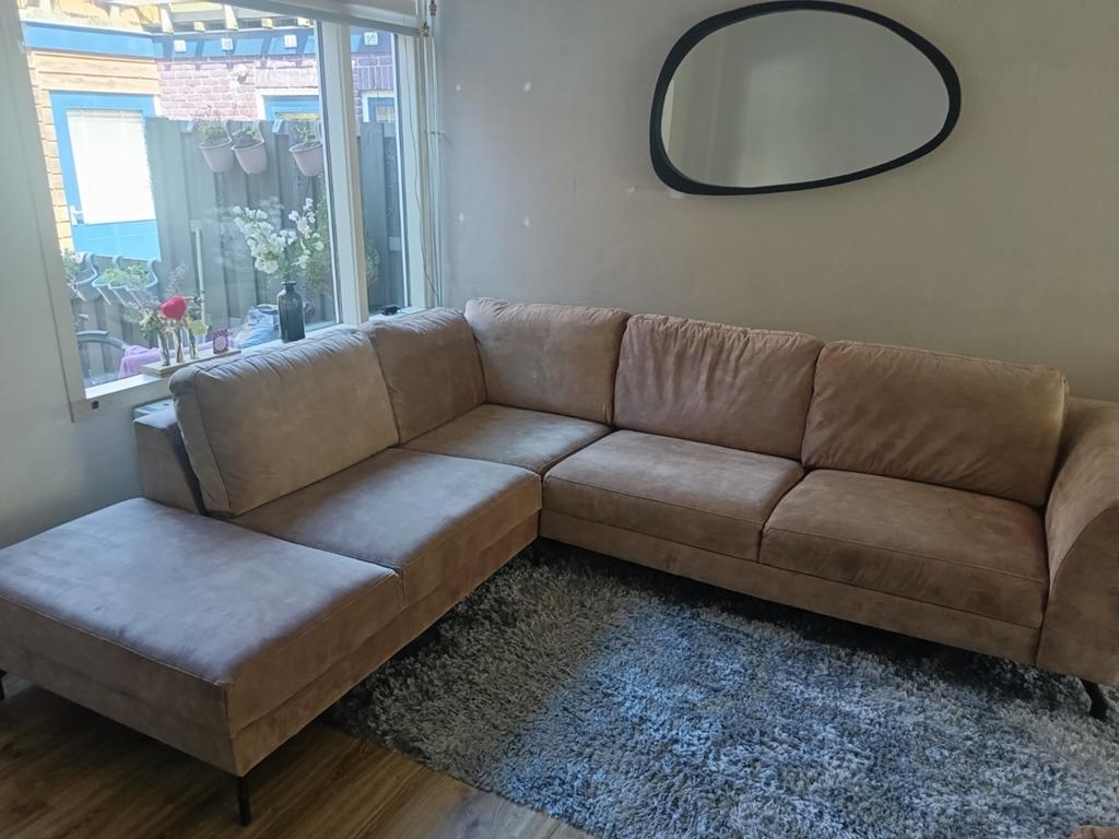Mooie nette hoekbank met eiland in adore velvet stof 'liver', Ophalen, 250 tot 300 cm, Gebruikt, Hoekbank