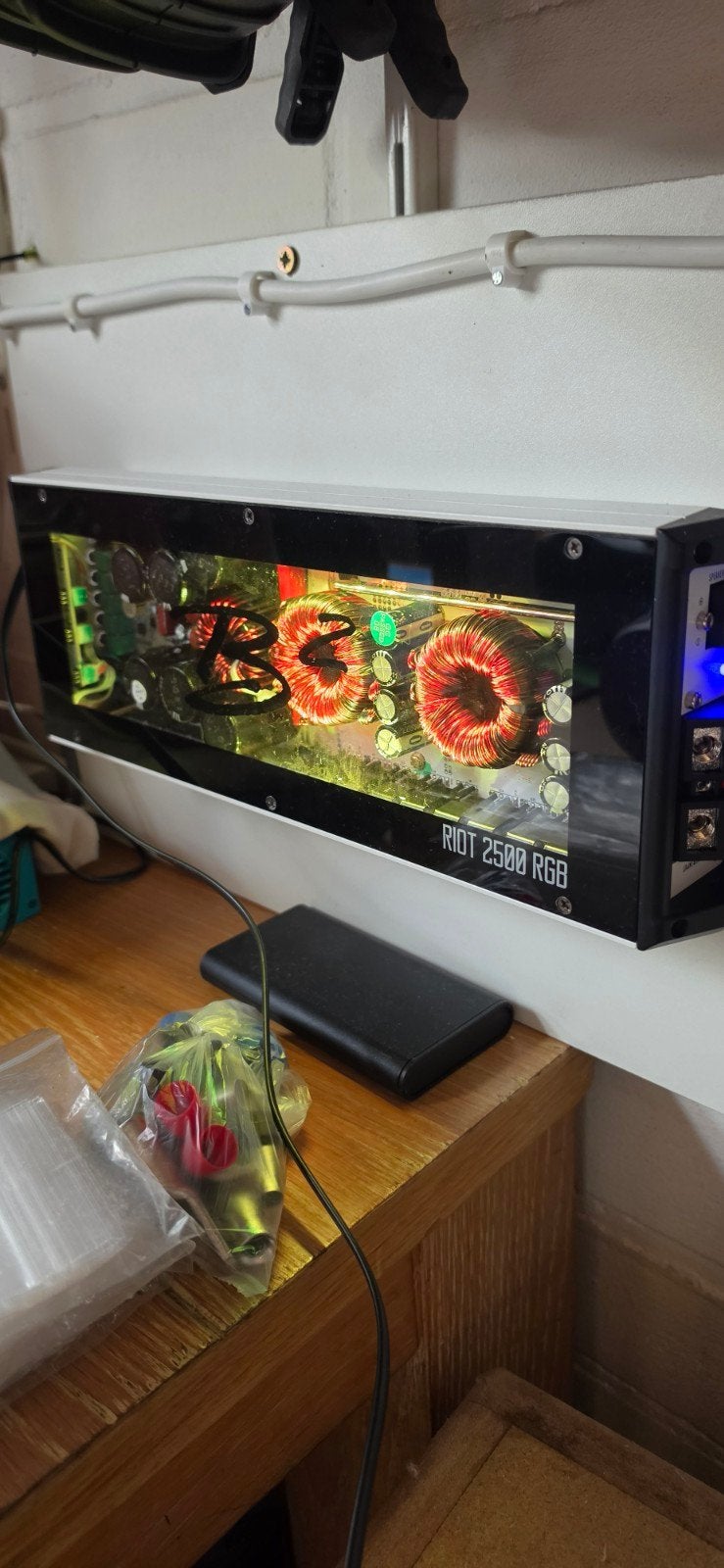 B2 Audio RIOT 2500.1D RGB Monoblock Versterker, Overige systemen, Zo goed als nieuw, 120 watt of meer, Ophalen