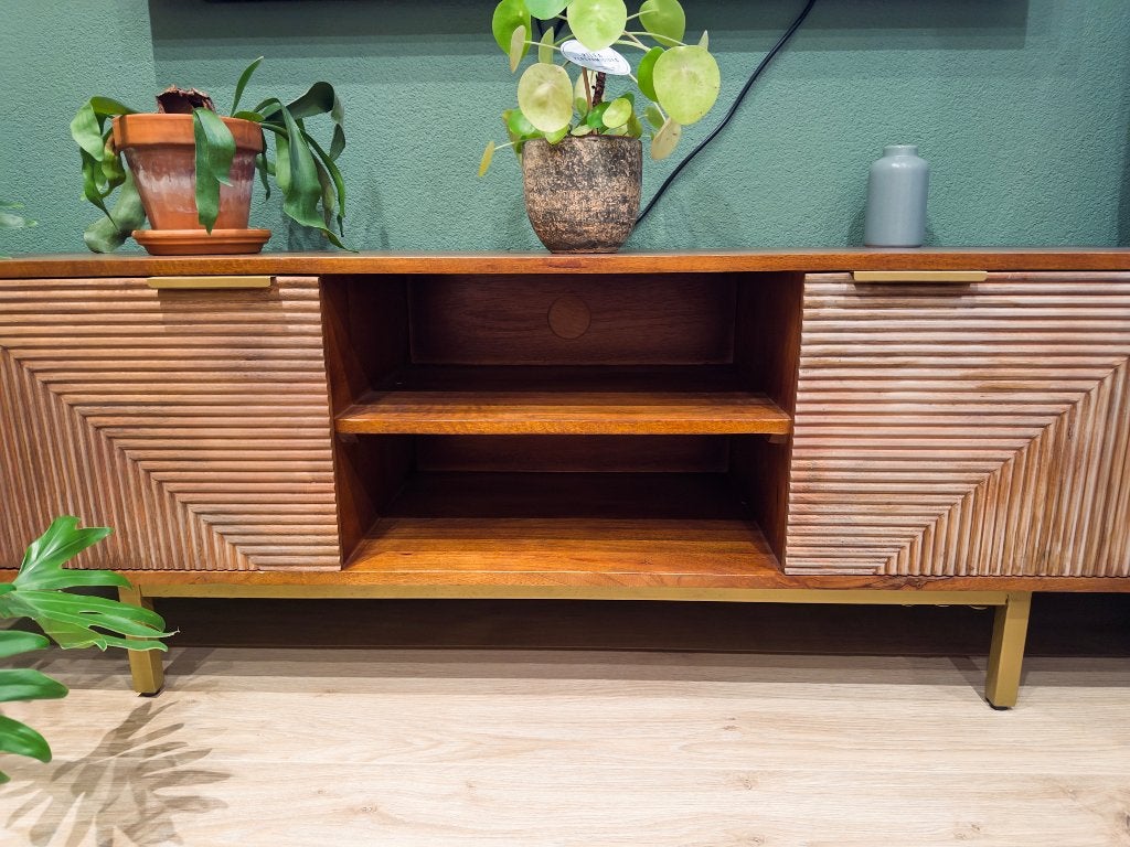 SKLUM Baty mangohouten tv-meubel 150 cm – donker hout / goud, 100 tot 150 cm, Vintage / retro, Zo goed als nieuw, Minder dan 100 cm