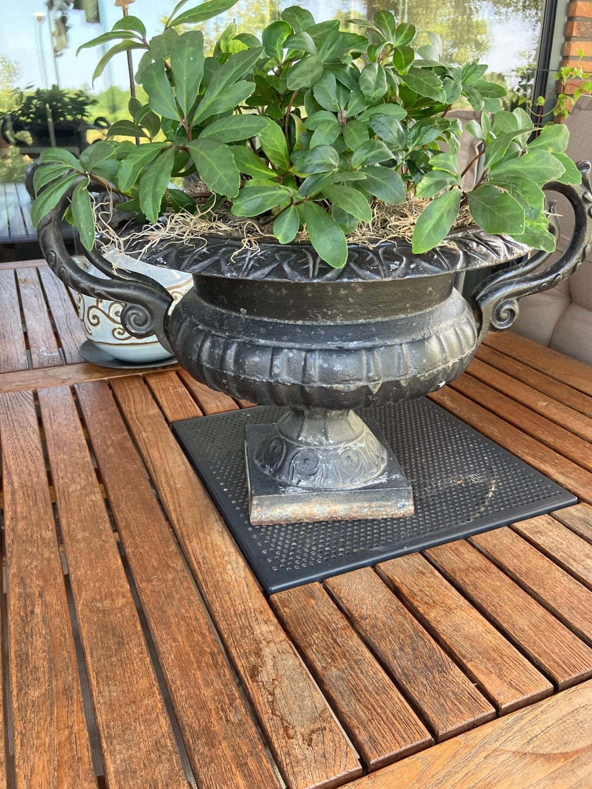 Antieke gietijzeren plantenbak, Gebruikt, Verzenden, Minder dan 60 cm, Metaal