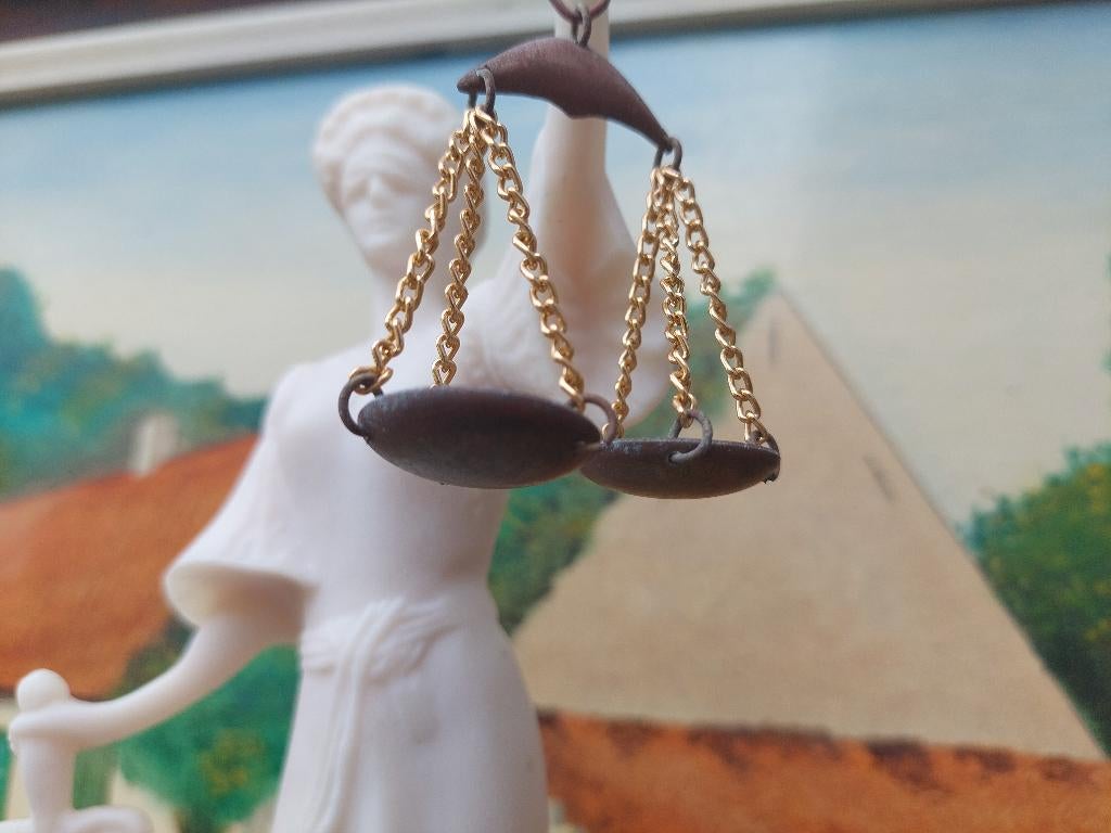 Vrouwe Justitia / Albast / 26 centimeter / Gaaf, Antiek en Kunst, Ophalen of Verzenden, 20 - 50 cm, Wit, Overige materialen