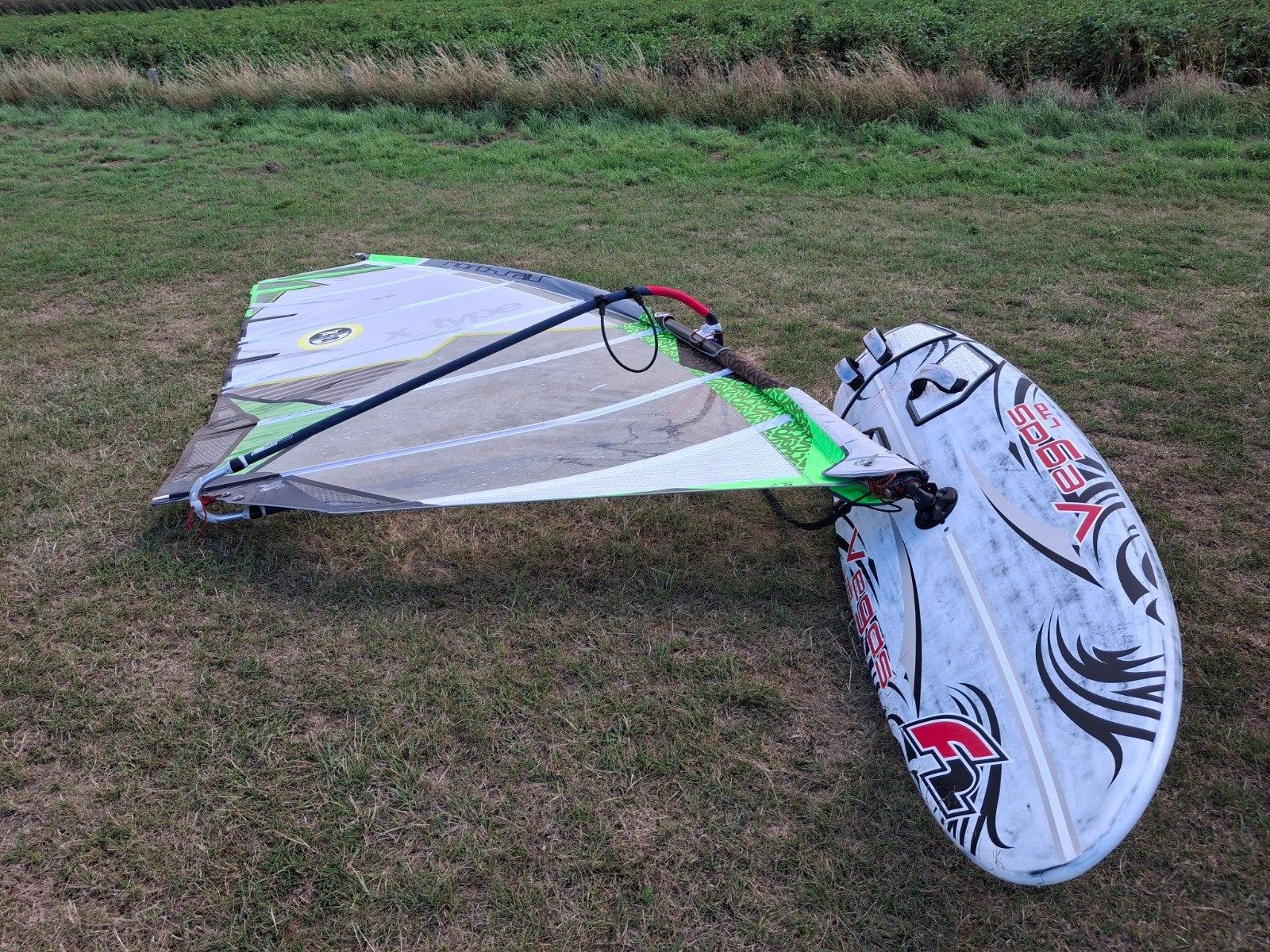 Complete windsurfset: F2 Vegas 136L, North Sails X-Type 6.0, Gebruikt, 5 tot 6.5 m², Minder dan 250 cm, Met mast