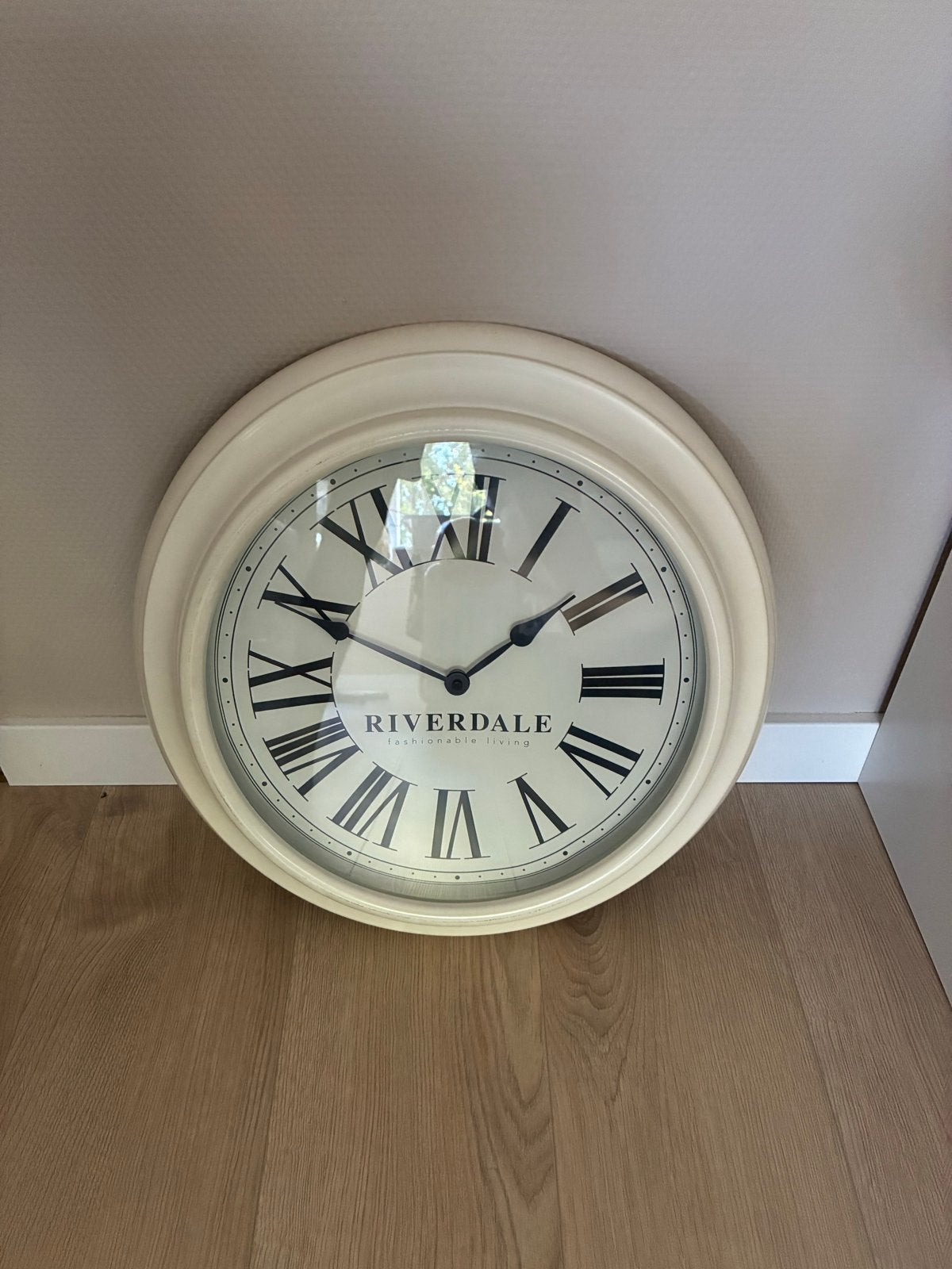 Riverdale Wandklok Wit 45cm - Klassiek en Tijdloos, Ophalen, Wit, Analoog, Werkt op batterijen