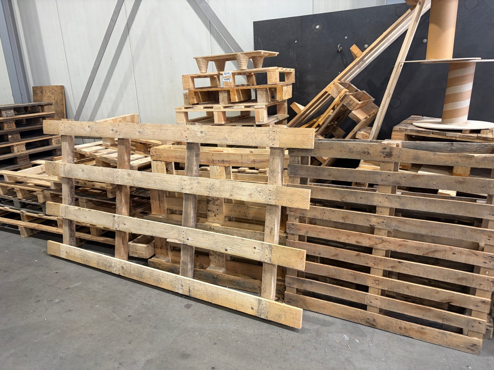 Diverse gebruikte pallets en houten constructies, Doe-het-zelf en Verbouw, Hout en Planken, Ophalen, Overige typen