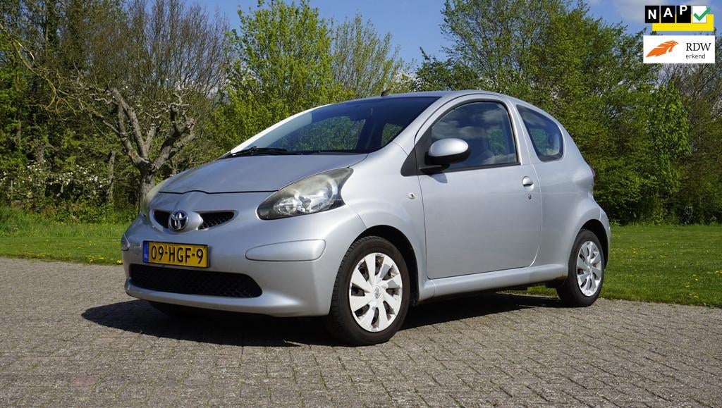 Toyota Aygo 1.0-12V + Navigatie, Voorwielaandrijving, Stof, Gebruikt, Zwart