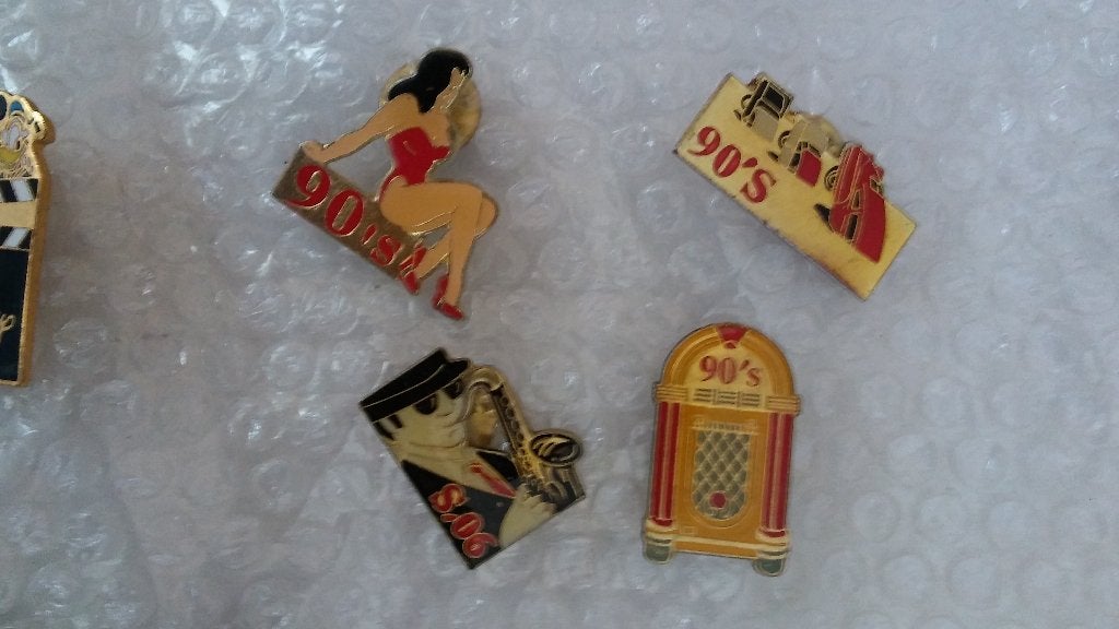 90's 90s jukebox pin up saxofoon logo pins set vintage, Verzamelen, Speldjes, Pins en Buttons, Verzenden, Gebruikt