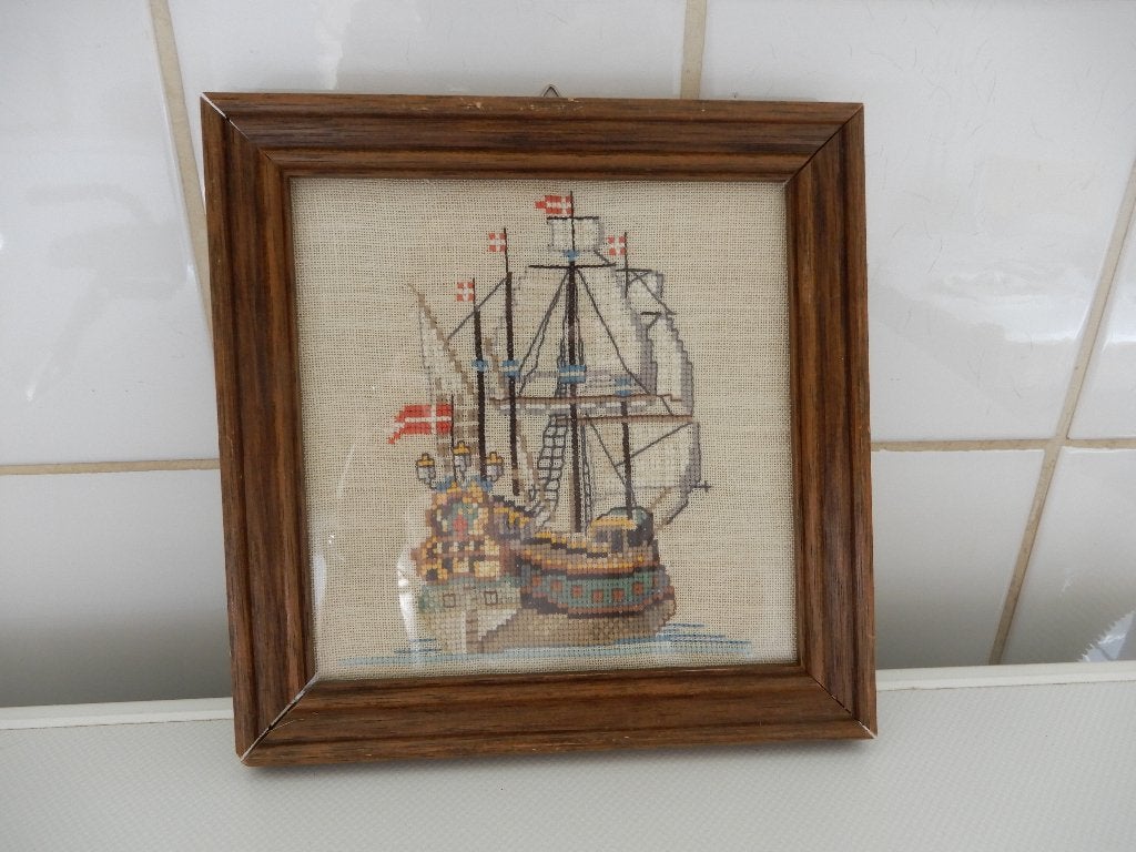 schilderijtje, scheepje, geborduurd, eiken lijstje, Ophalen of Verzenden