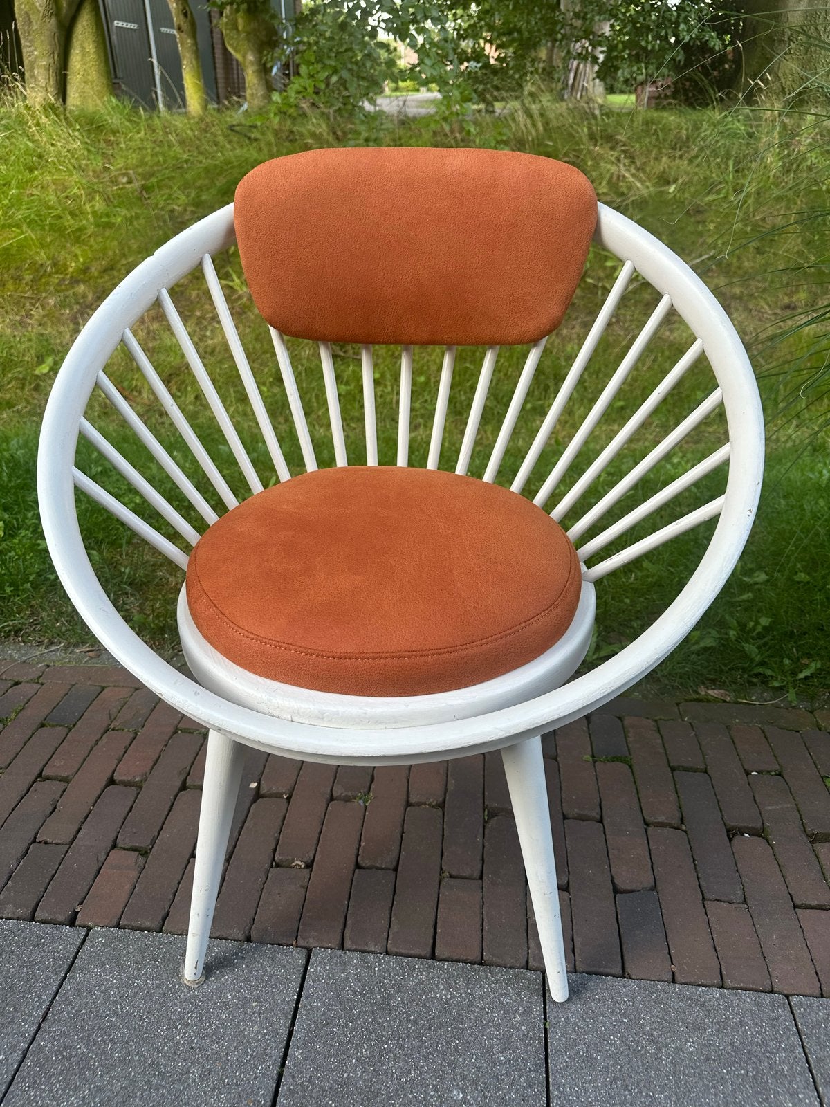 Vintage Witte Spijlenstoel met Oranje Kussens, Antiek en Kunst, Ophalen