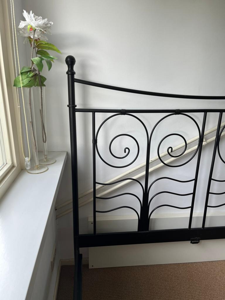 Moet spoedig weg, metalen bedframe 160 x 200 cm, Ophalen, Gebruikt, Zwart, Tweepersoons