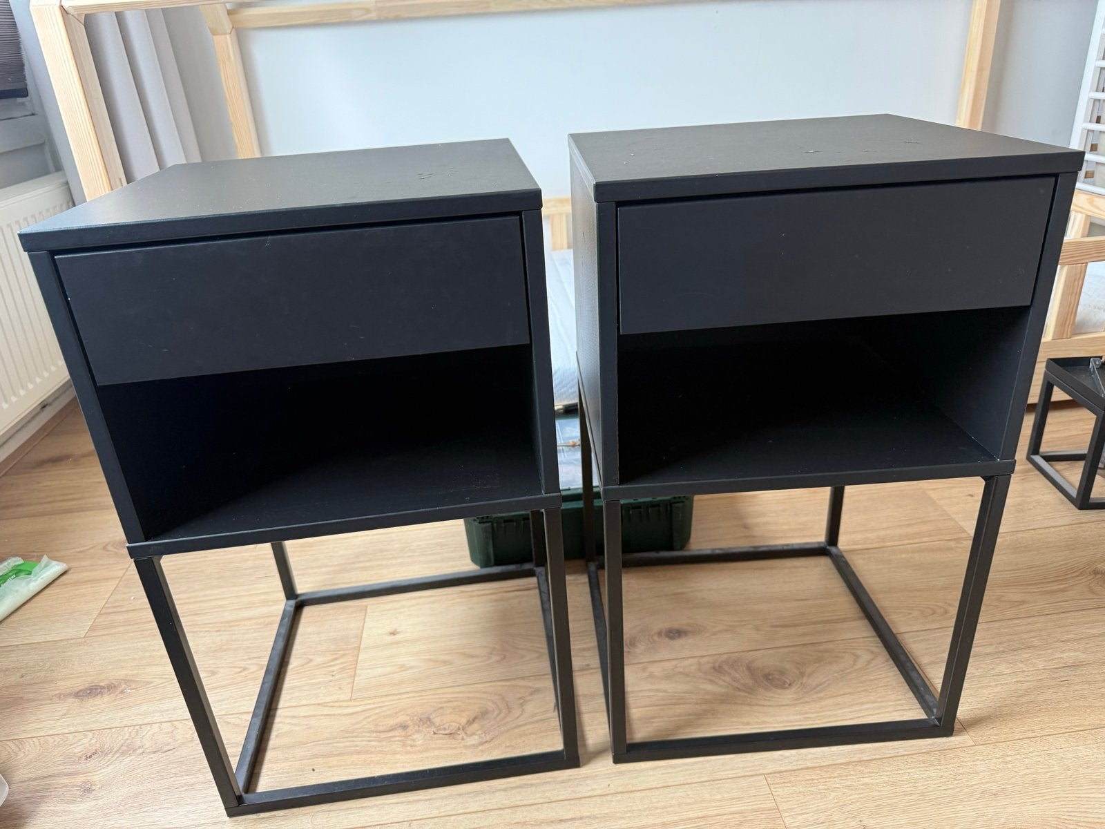 2 IKEA Vikhammer nachtkastjes, Ophalen, Gebruikt, Minder dan 45 cm