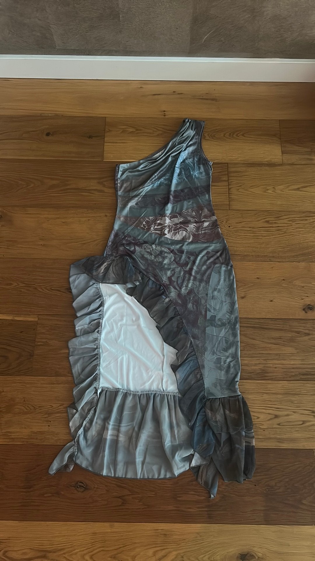 Jurkje met roezels gladde stof maat s groene kleuren, Kleding | Dames, Nieuw, Ophalen of Verzenden, Maat 36 (S), Boven de knie