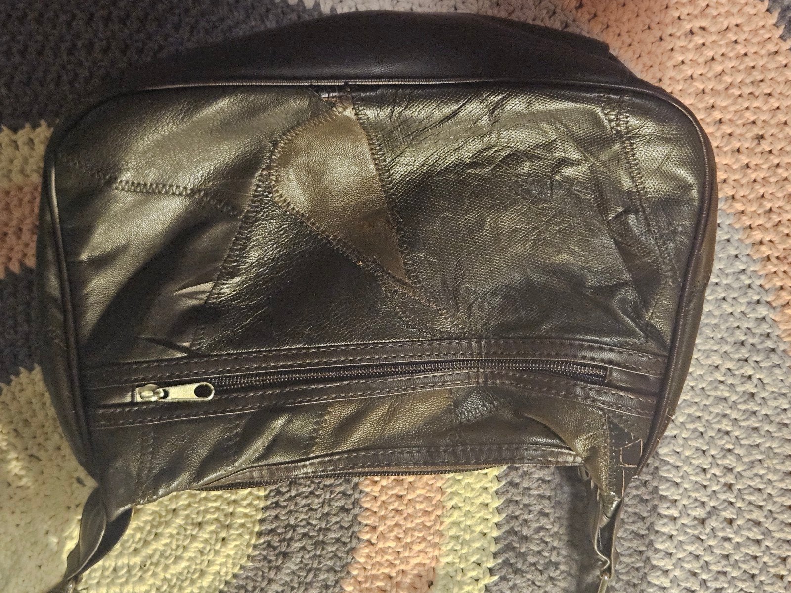 Donkerbruine schoudertas met patchwork en croco-details, Ophalen of Verzenden, Gebruikt, Bruin, Schoudertasje