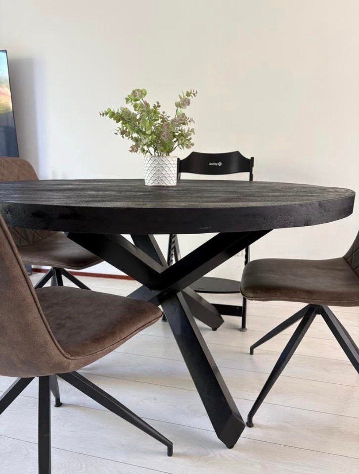 Ronde eettafel zwart hout met metalen onderstel, Ophalen, 100 tot 150 cm, Rond, Zo goed als nieuw
