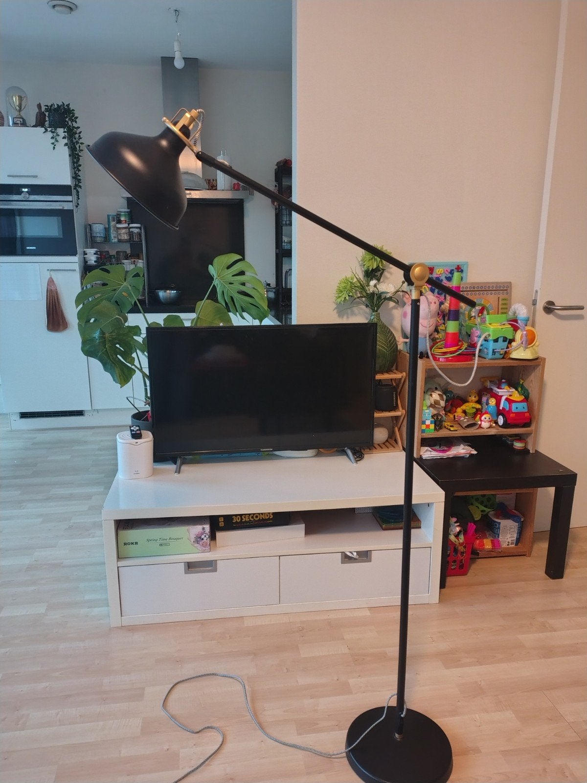 IKEA SKURUP Vloerlamp – Mat Zwart, Verstelbaar, Minimalistisch, Industrieel, Zo goed als nieuw, Metaal, 150 tot 200 cm