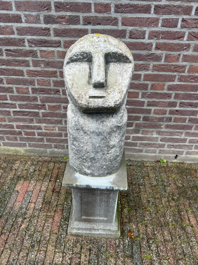 Beton gegoten Sokkel met Beeld., Ophalen