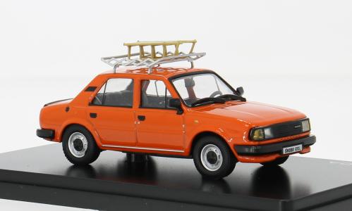 JSN Abrex 1:43 Skoda 120L 1984 met slee, oranje - in vitrine, Overige merken, -, Nieuw, Ophalen of Verzenden