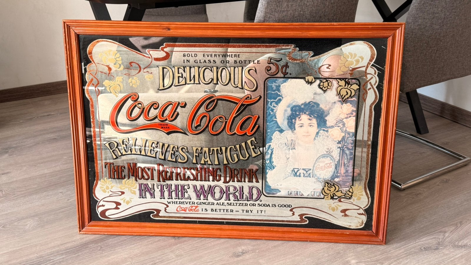 Coca Cola reclame op een spiegel met lijst, Antiek en Kunst, Antiek | Spiegels, Ophalen, Rechthoekig, 100 tot 150 cm, Minder dan 100 cm